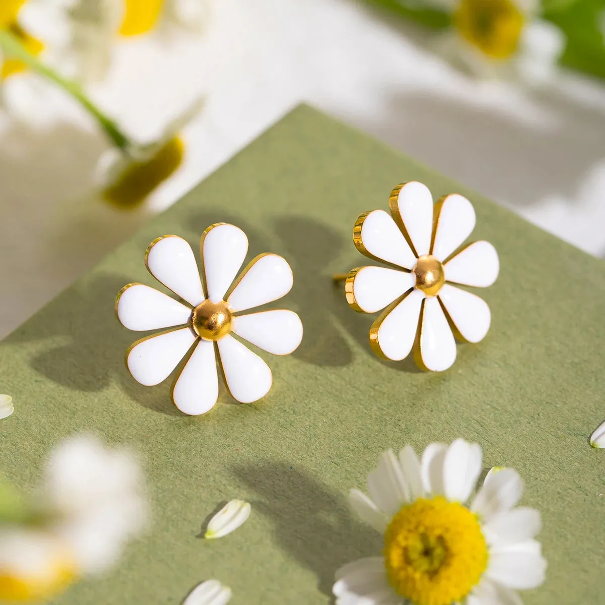 Minimalist Light Luxury White Oil Dripping Eight-Petal Flower Daisy Stud Earrings