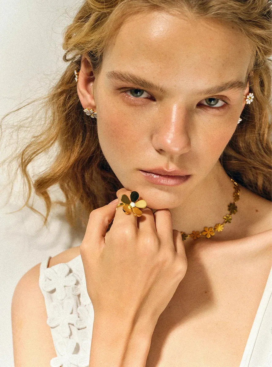 Minimalist Light Luxury White Oil Dripping Eight-Petal Flower Daisy Stud Earrings