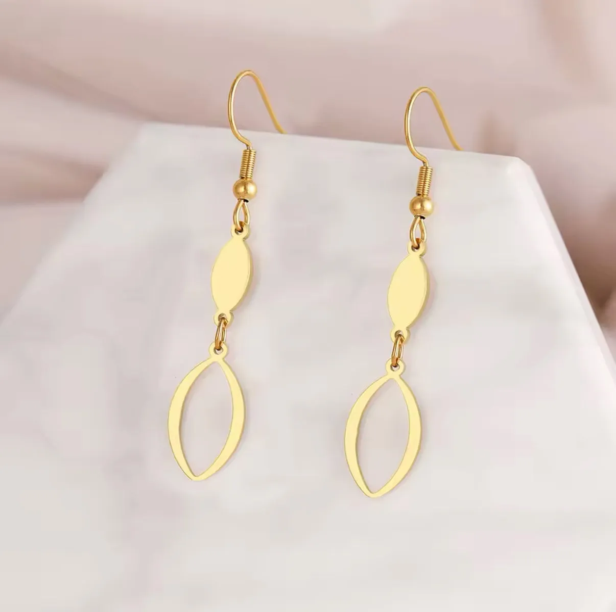Oval Dangling Earrings